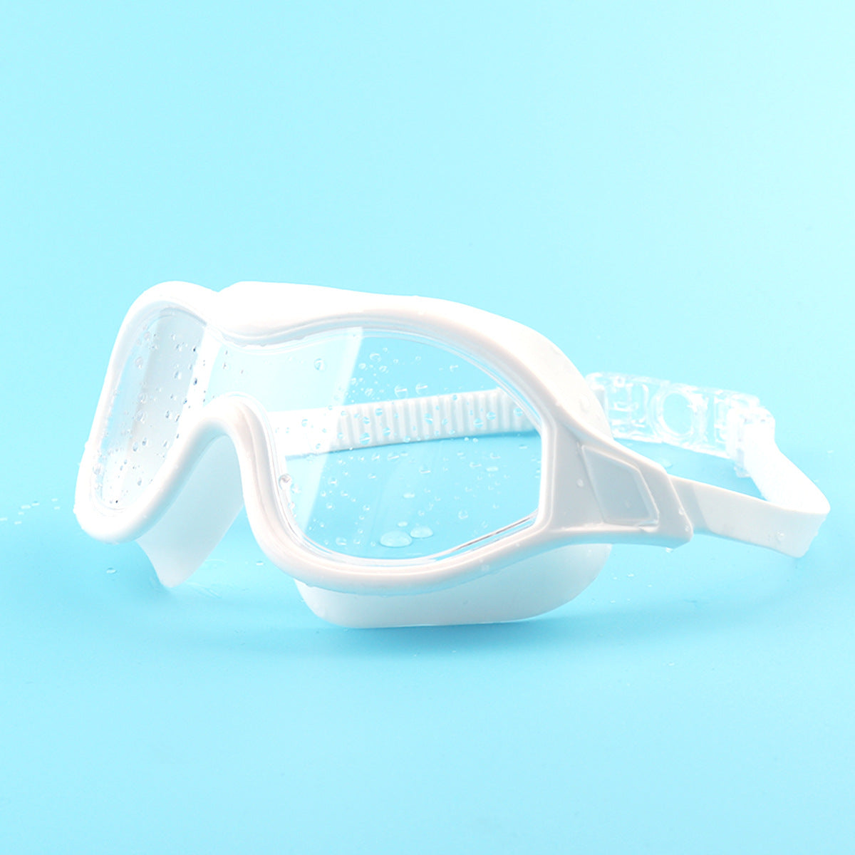 Powerful swim mask with wide lenses and anti-fog coating 
Maetiva