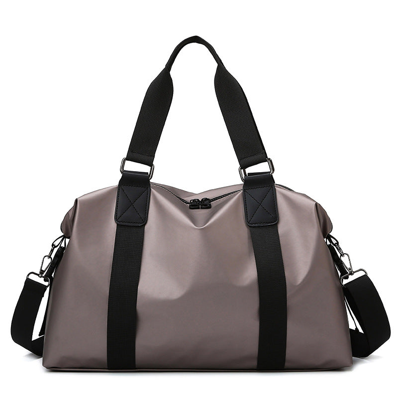 Athletic travel bag made of weather-resistant material with adjustable carrying handles 
Maetiva