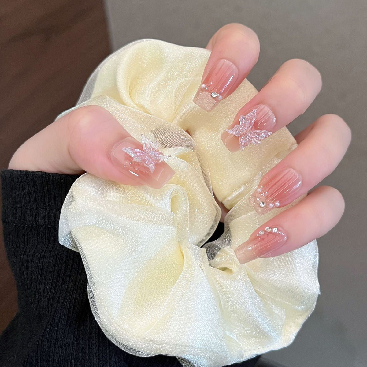 Artistic Floral-Embellished Press-On Nail Art 
Maetiva