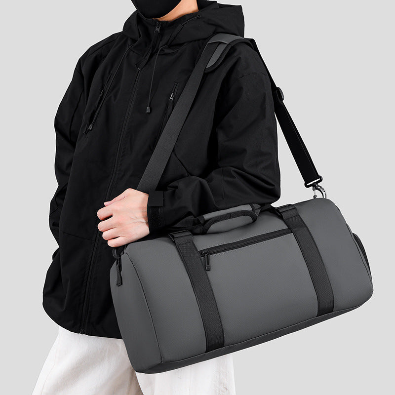 Versatile sports duffel bag with practical compartments 
Maetiva
