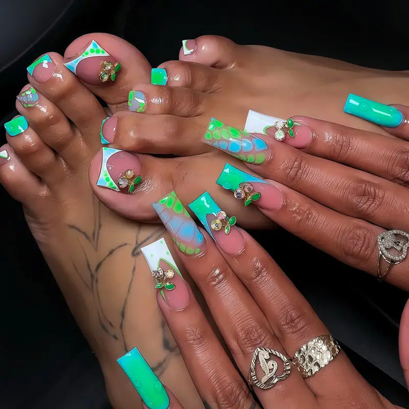 Artistic Floral-Inspired Press-On Nail Set 
Maetiva