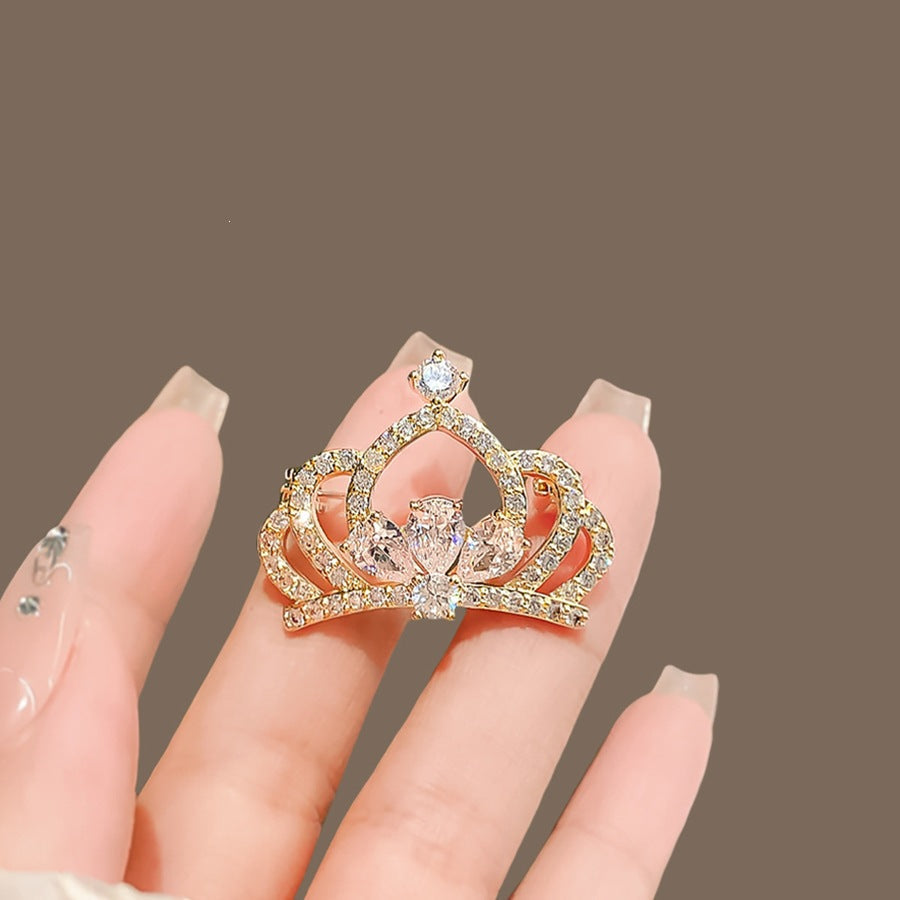 Glittering Crown Brooch 
Maetiva