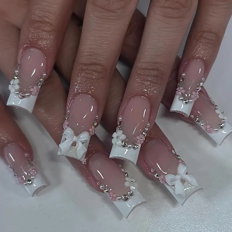 Artificial nails with elegant 3D bows and glitter accents 
Maetiva