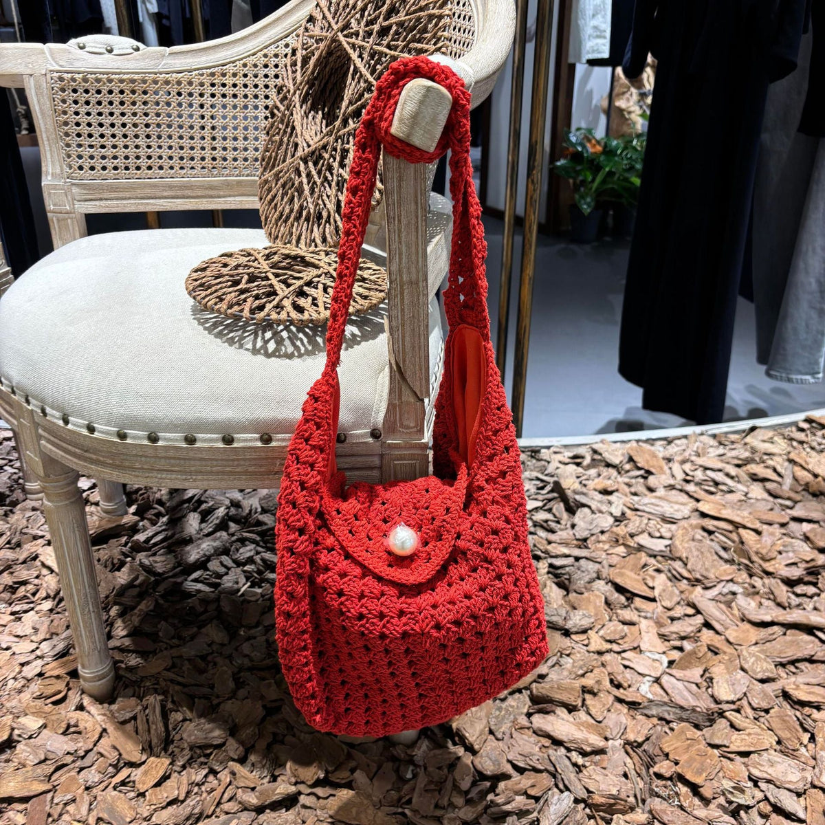 Hand-knotted shoulder bag with bead closure 
Maetiva