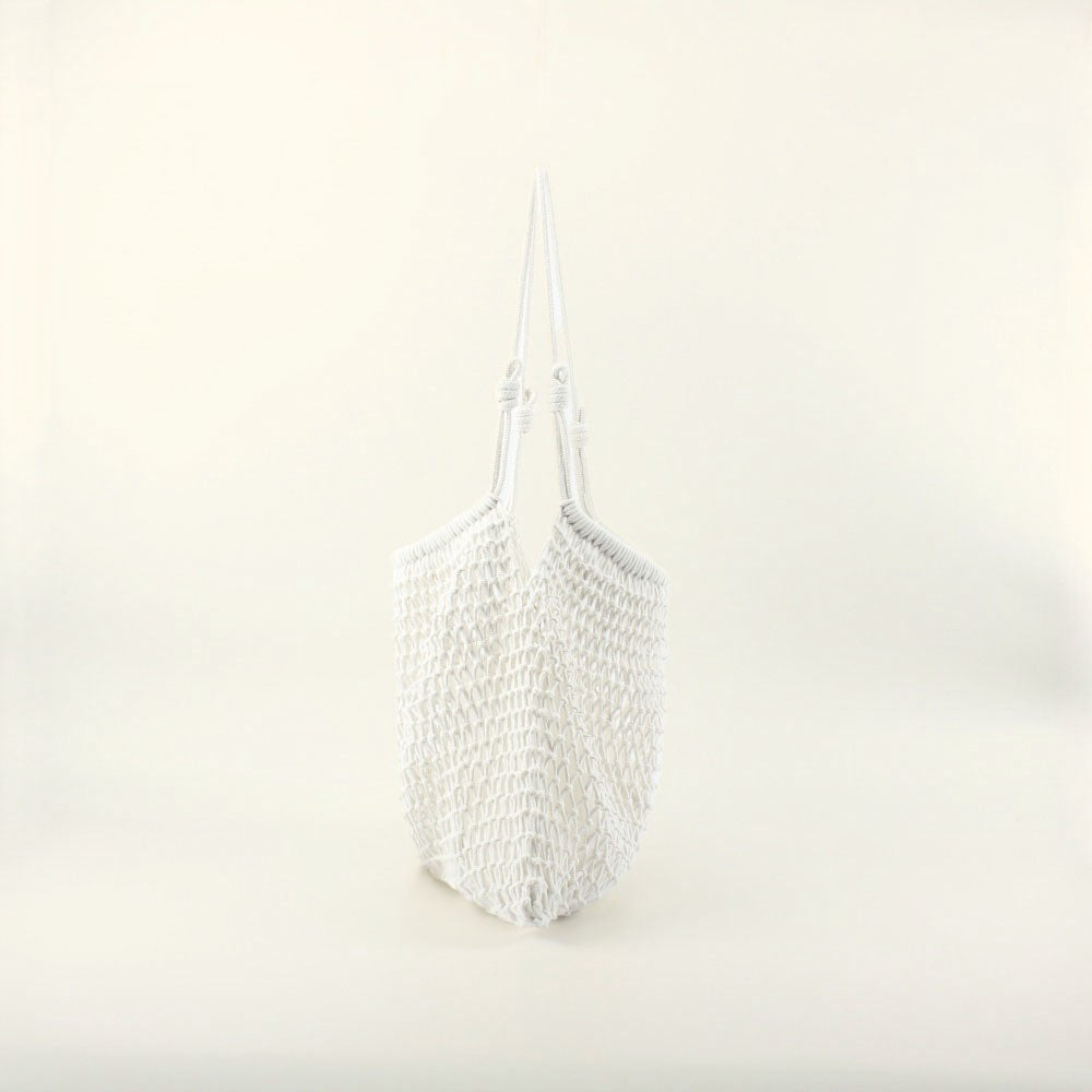 Net bag with flexible shape and stylish shoulder straps 
Maetiva