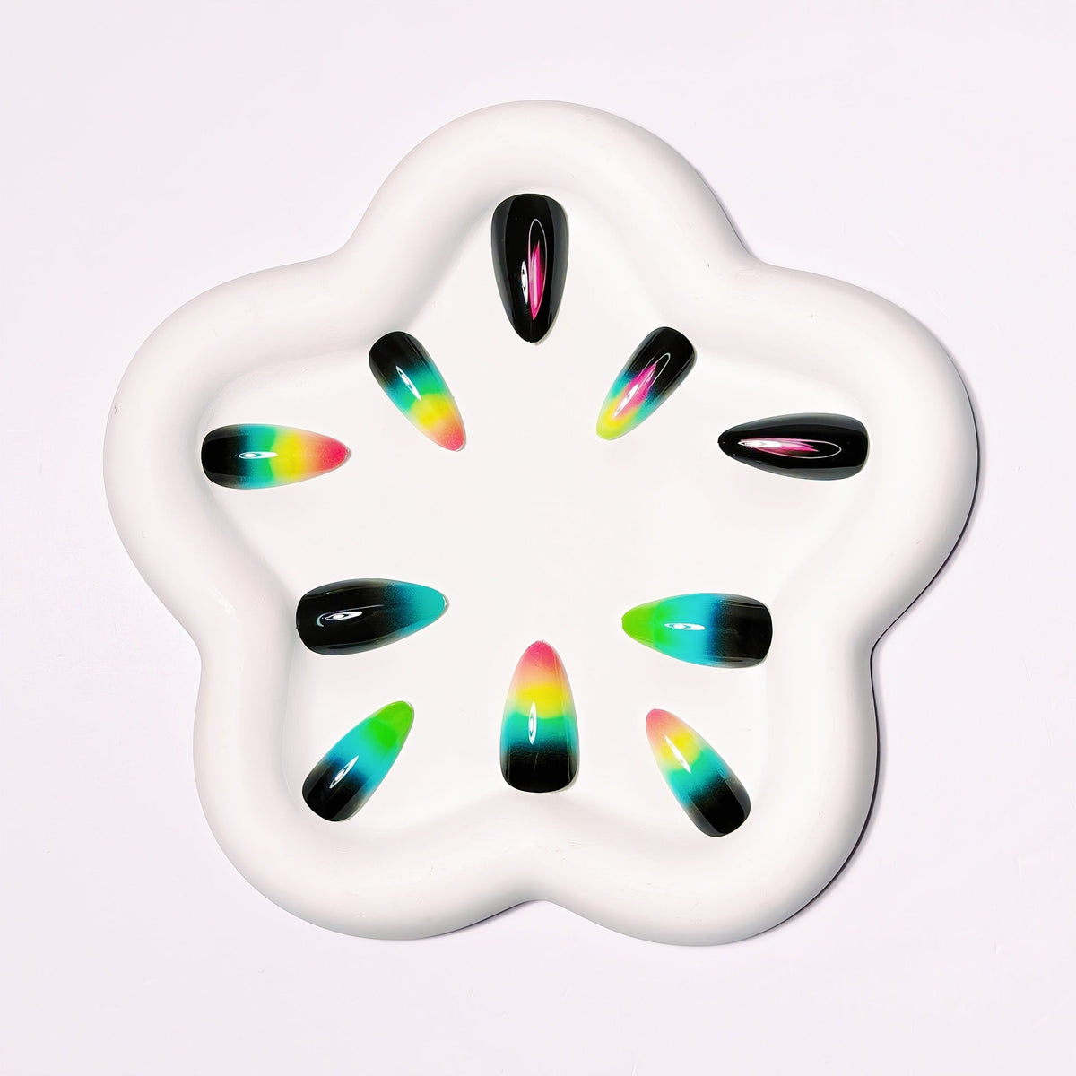 Creative press-on nails with shimmering gradient color 
Maetiva