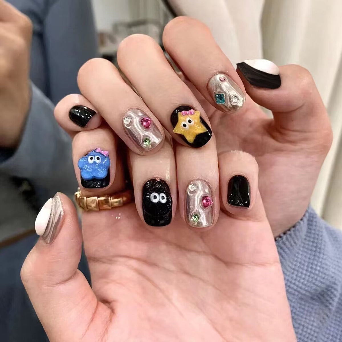 Artistic Floral-Embellished Press-On Nail Art 
Maetiva