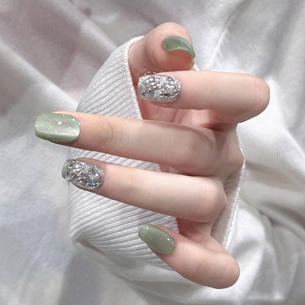 Artistic Floral-Embellished Press-On Nail Art 
Maetiva