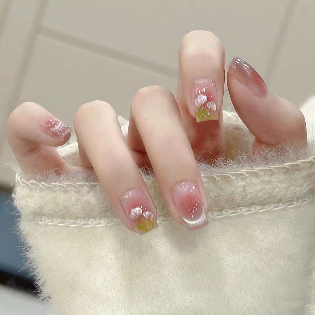 Artistic Floral-Embellished Press-On Nail Art 
Maetiva