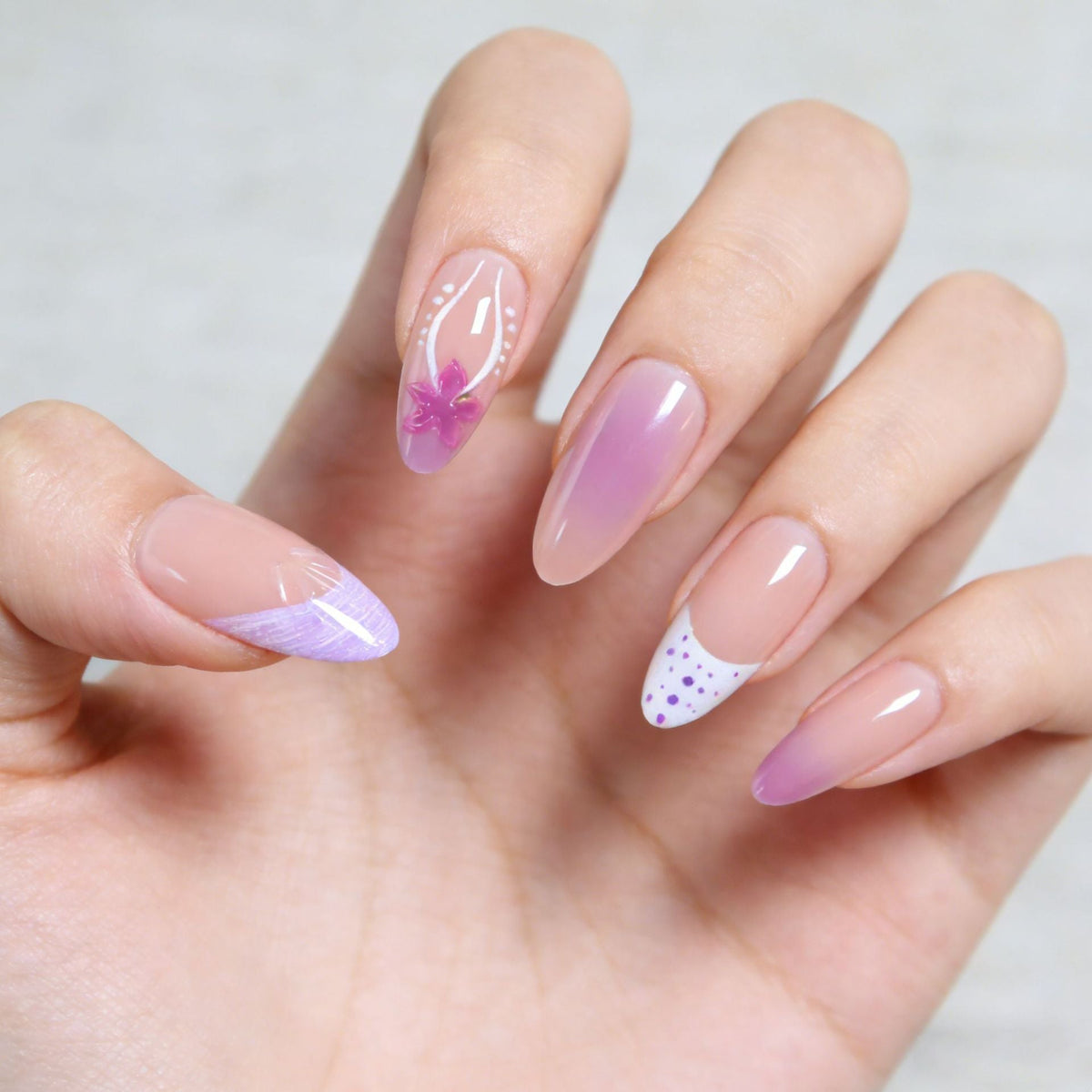 Artifical nails with delicate floral and geometric patterns 
Maetiva