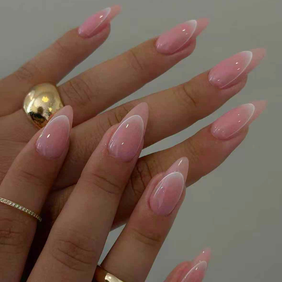 Luxurious artificial nail set with elegant French design 
Maetiva