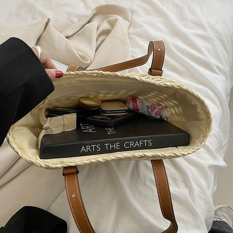 Handbag with Elegant Woven Design 
Maetiva