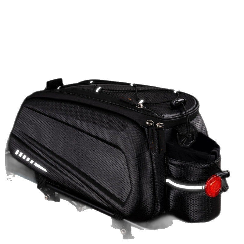 Bike luggage carrier bag with waterproof material and reflective elements 
Maetiva