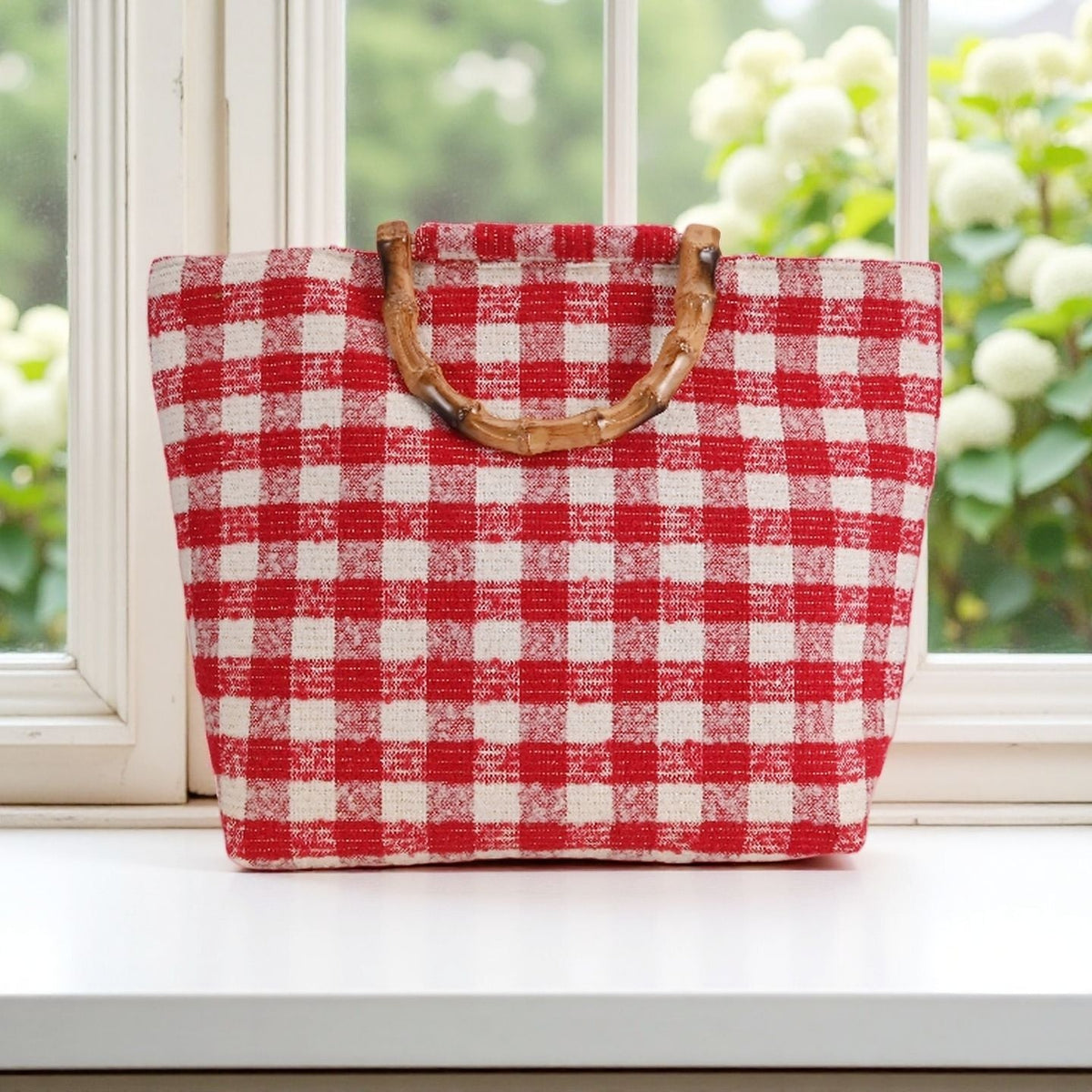 Stylish picnic bag with bamboo handles 
Maetiva