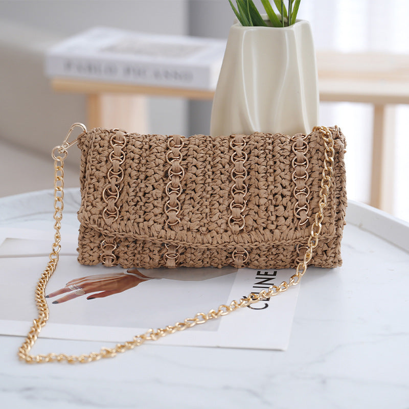 Clutch with chain shoulder strap and handcrafted macrame closure 
Maetiva