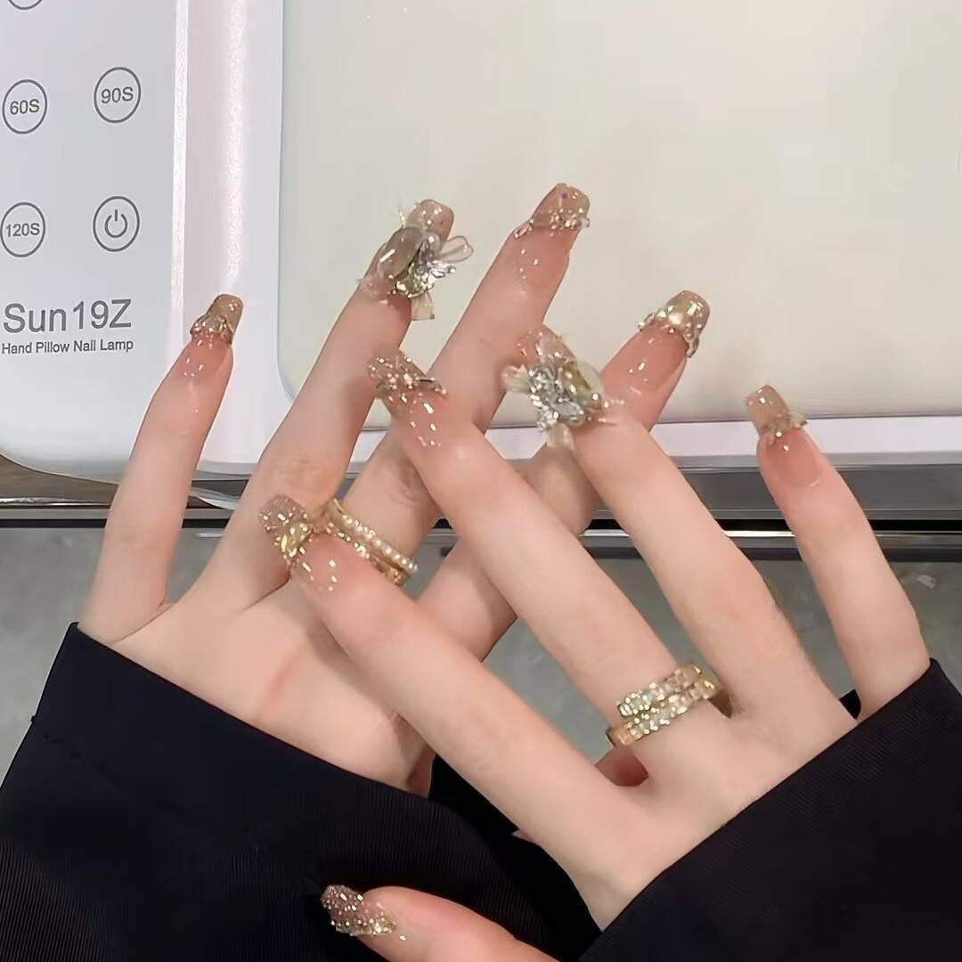 Artistic Floral-Embellished Press-On Nail Art 
Maetiva