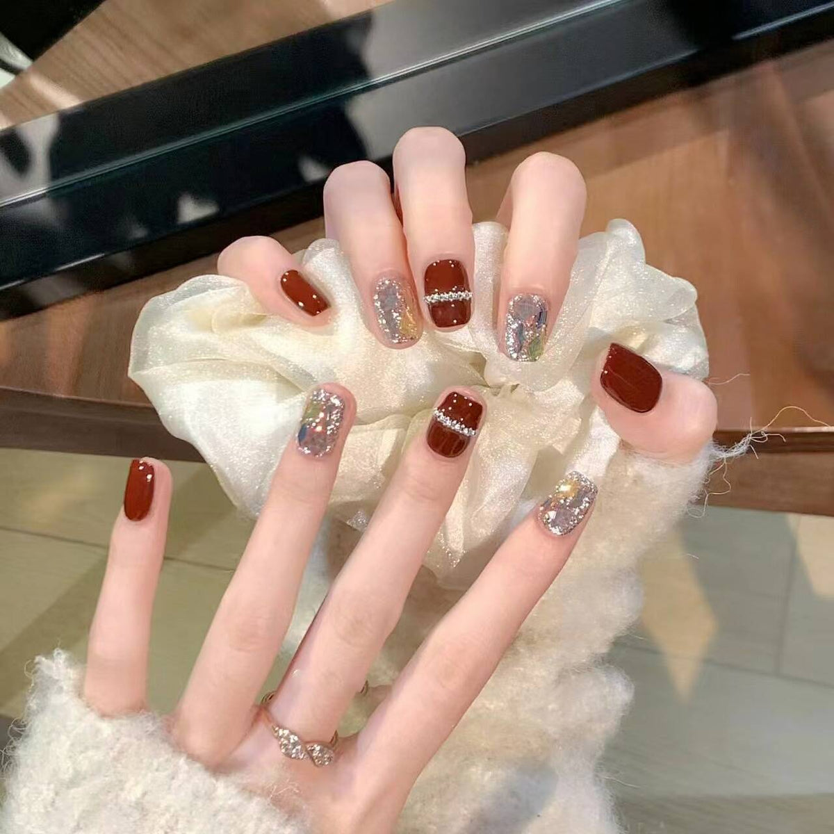 Artistic Floral-Embellished Press-On Nail Art 
Maetiva