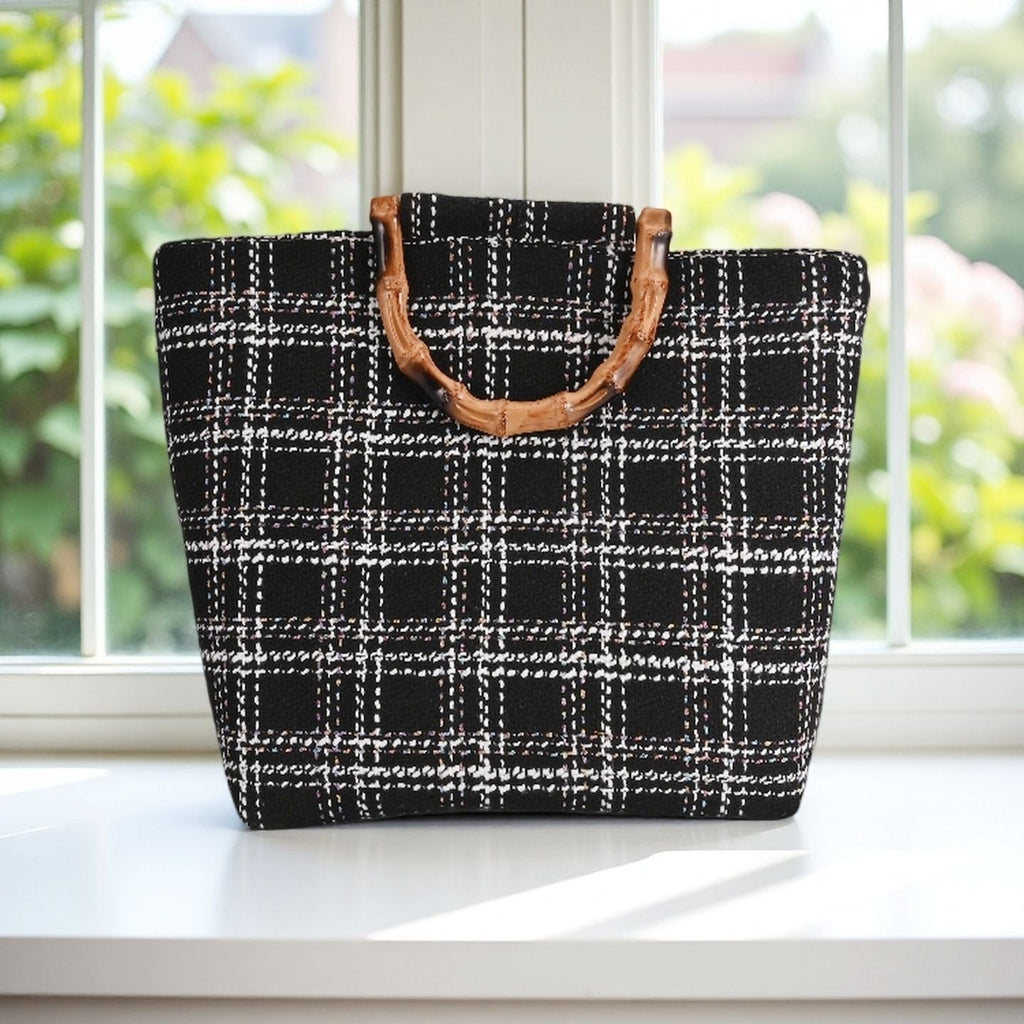 Stylish picnic bag with bamboo handles 
Maetiva