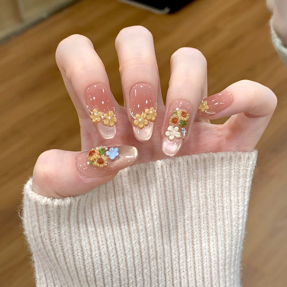 Artistic Floral-Embellished Press-On Nail Art 
Maetiva