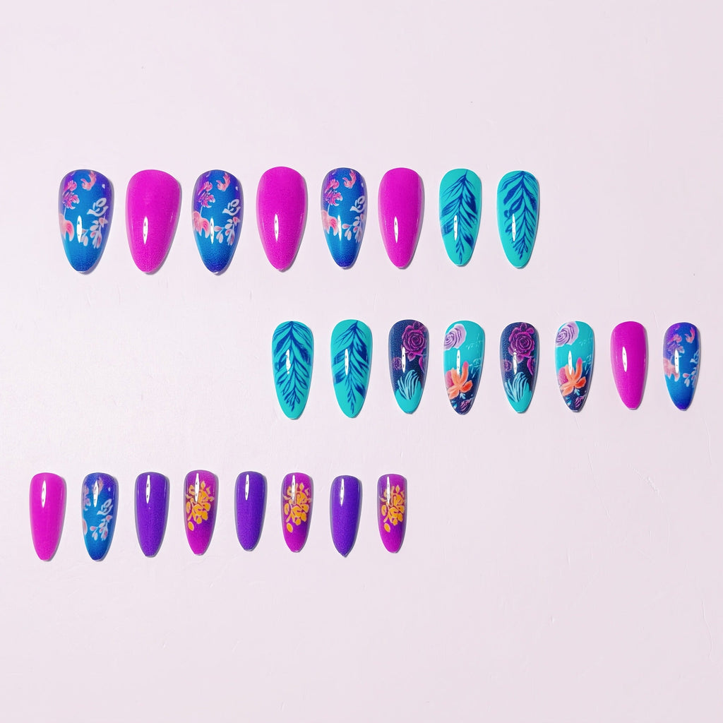Artificial nails with floral designs 
Maetiva
