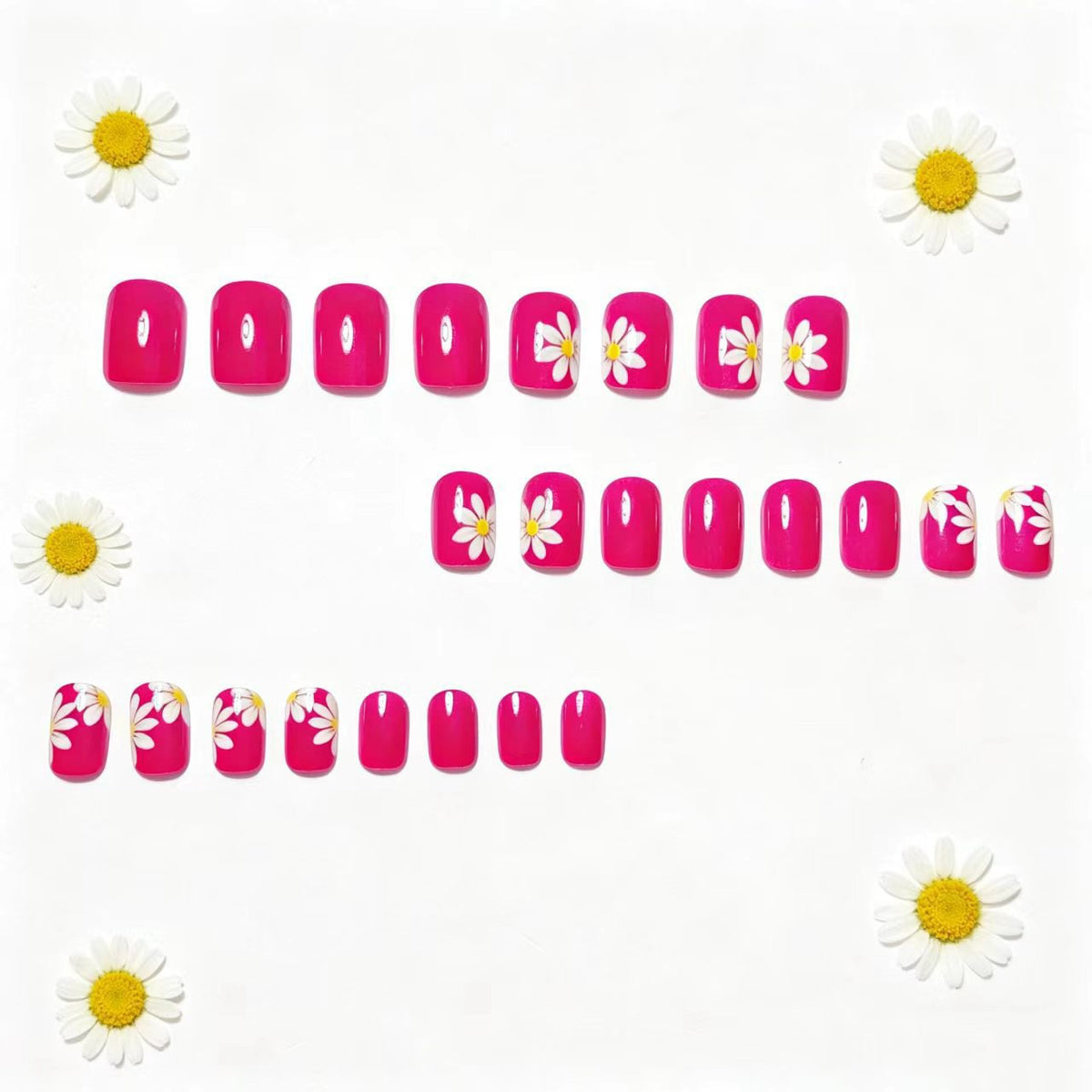 Artificial nails with floral designs 
Maetiva