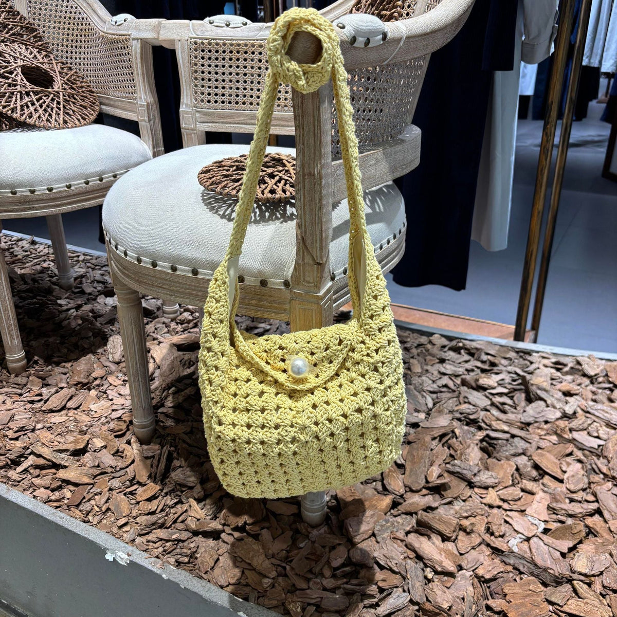 Hand-knotted shoulder bag with bead closure 
Maetiva
