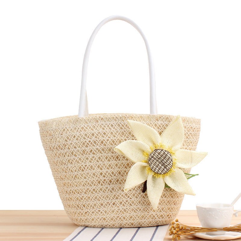 Basket bag with floral appliqué 
Maetiva