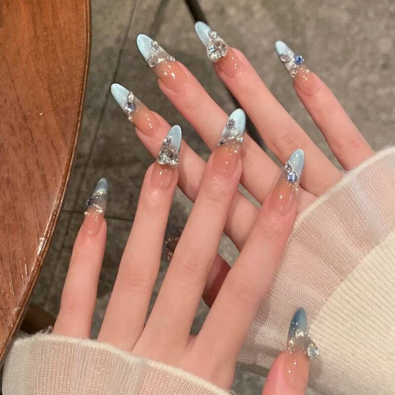 Artistic Floral-Embellished Press-On Nail Art 
Maetiva