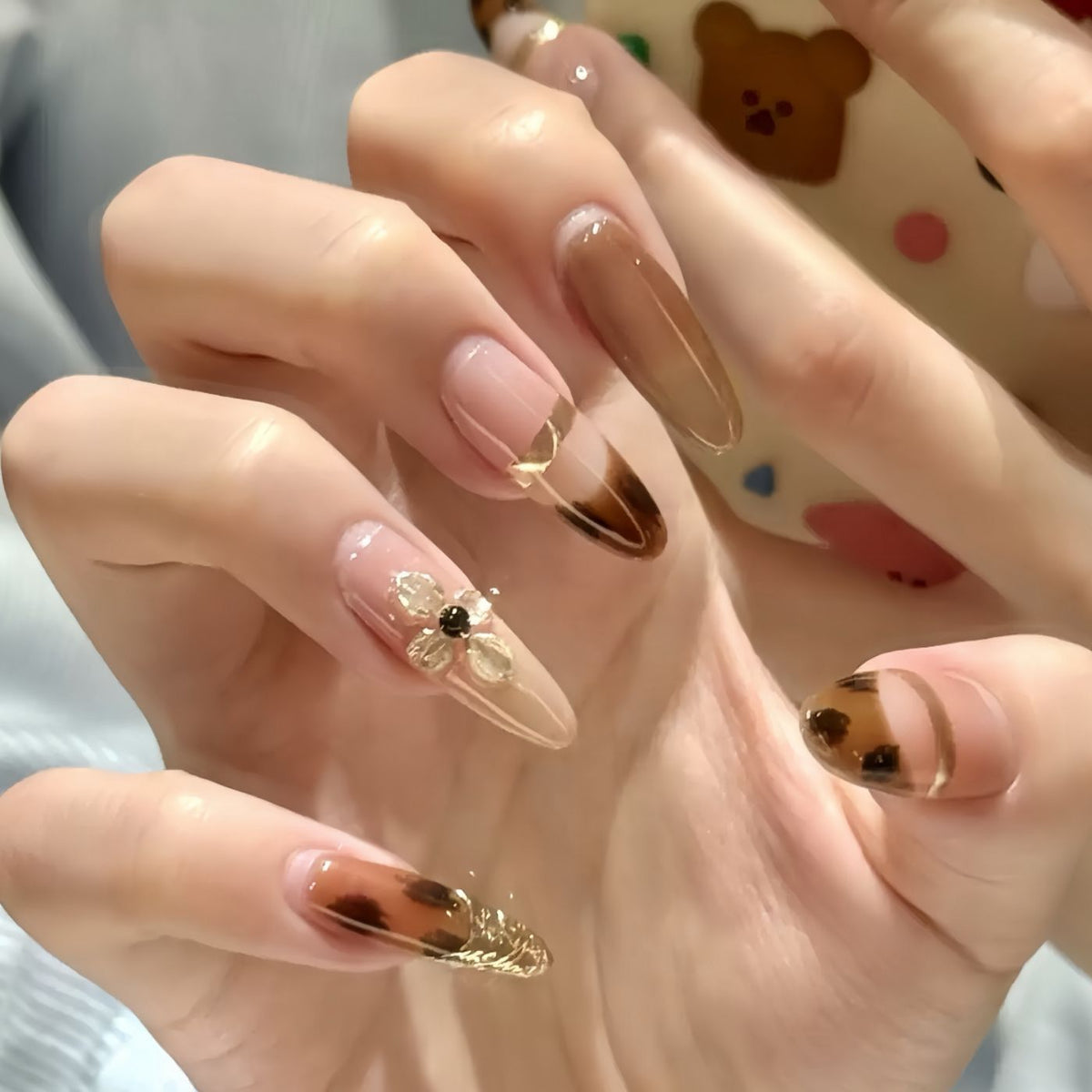 Artistic Floral-Embellished Press-On Nail Art 
Maetiva
