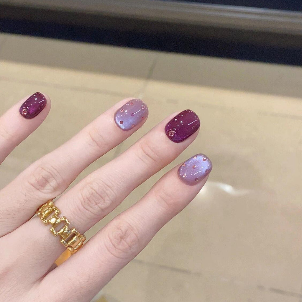 Artificial nails with unique glitter accents 
Maetiva