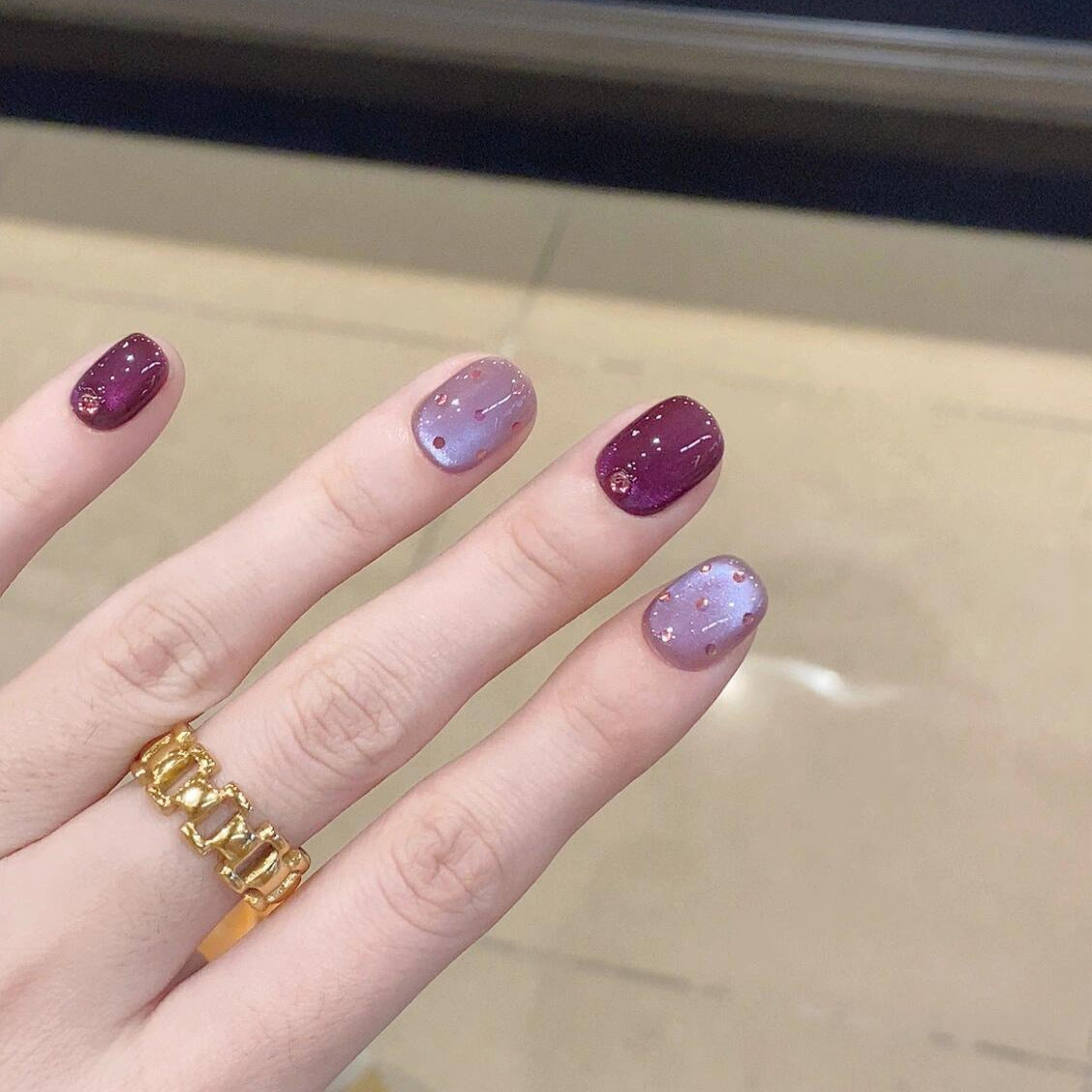 Artificial nails with unique glitter accents 
Maetiva