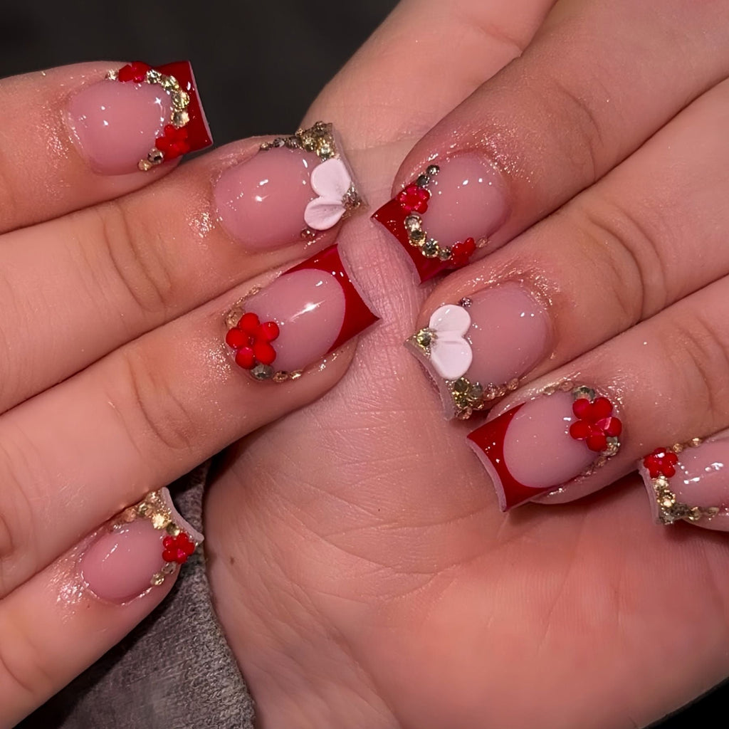 Floral-Accent Press-On Nail Art 
Maetiva
