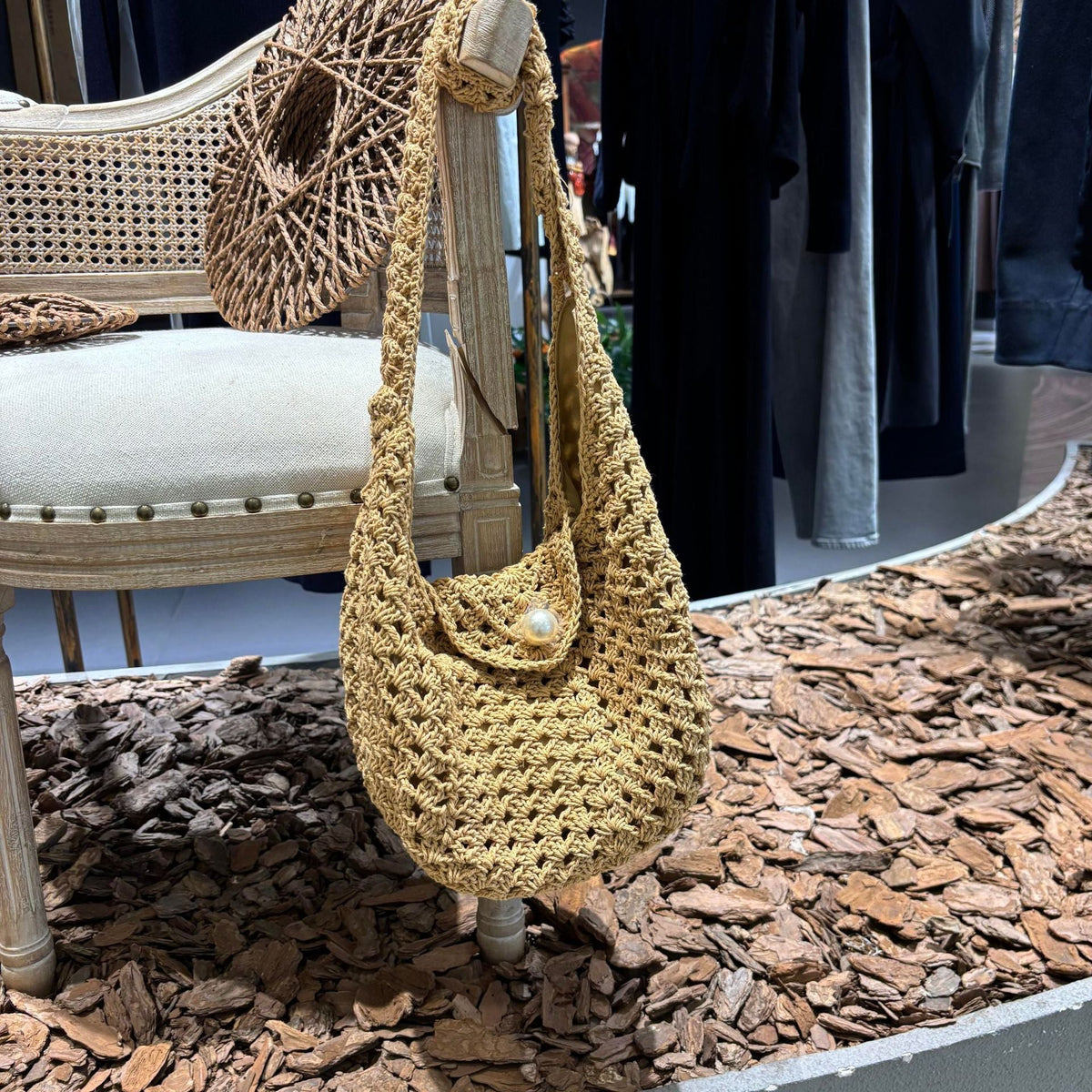 Hand-knotted shoulder bag with bead closure 
Maetiva