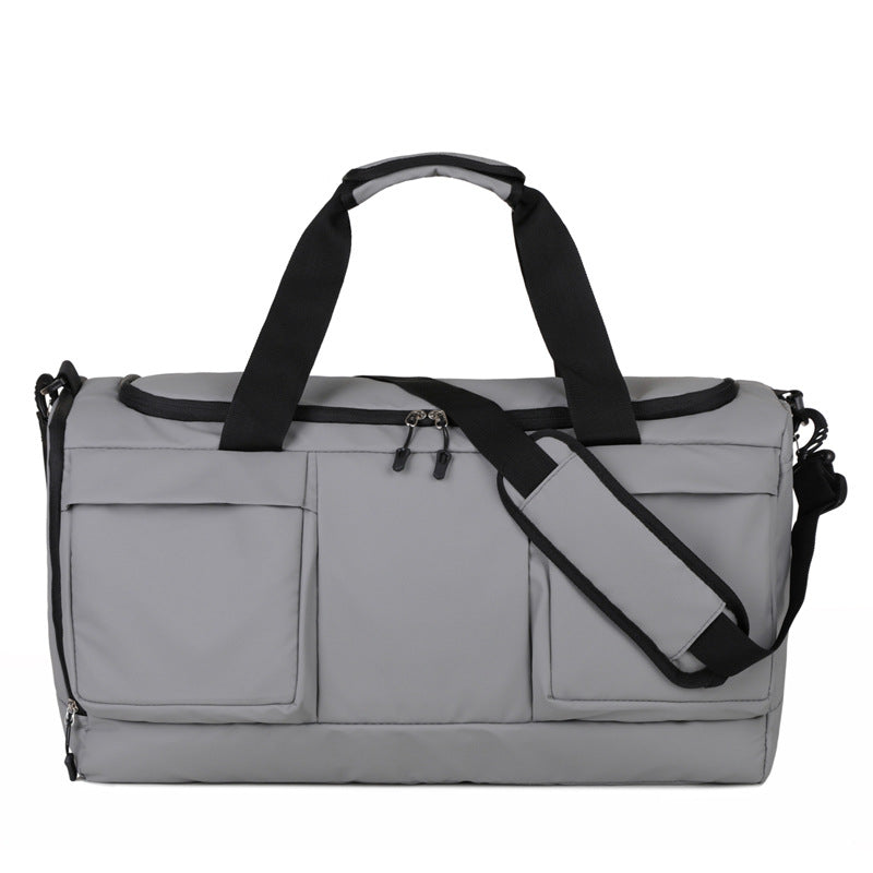 Sporty multifunctional duffel bag with insulated compartment and comfortable carrying system 
Maetiva