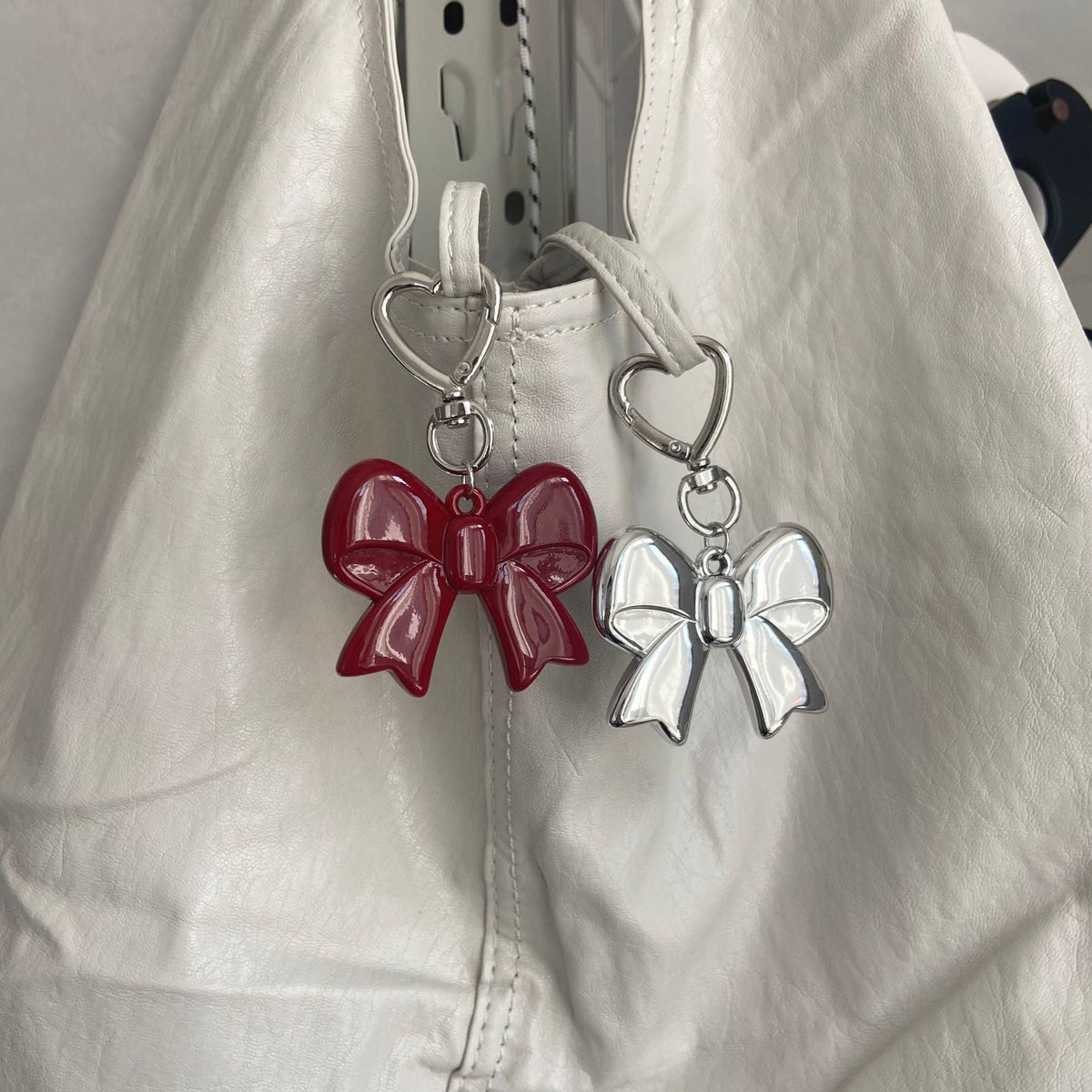 Elegant Bow-Shaped Keychain 
Maetiva