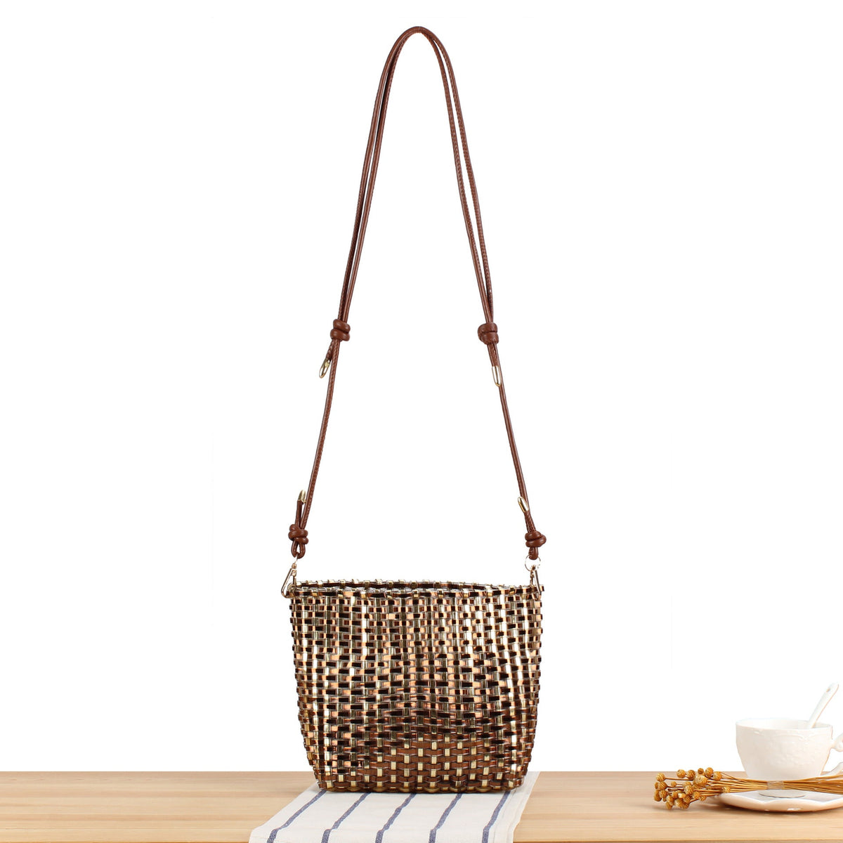 Shoulder bag made of handwoven synthetic material with fashionable sliding mechanism 
Maetiva