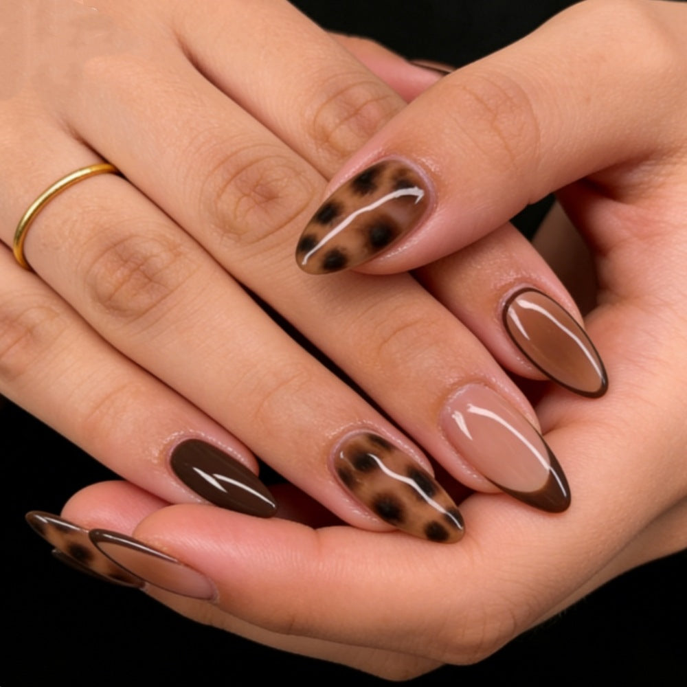 Artificial nails in elegant two-tone design 
Maetiva