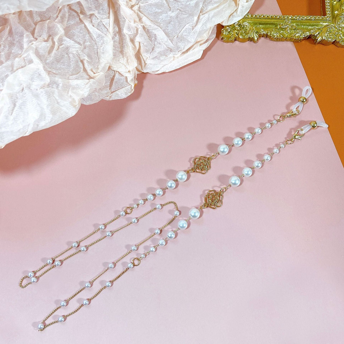 Sparkling glasses holder chain with pearls and floral pendants 
Maetiva