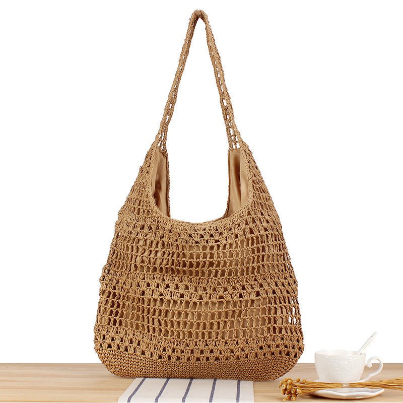 Basket bag with floral appliqué 
Maetiva