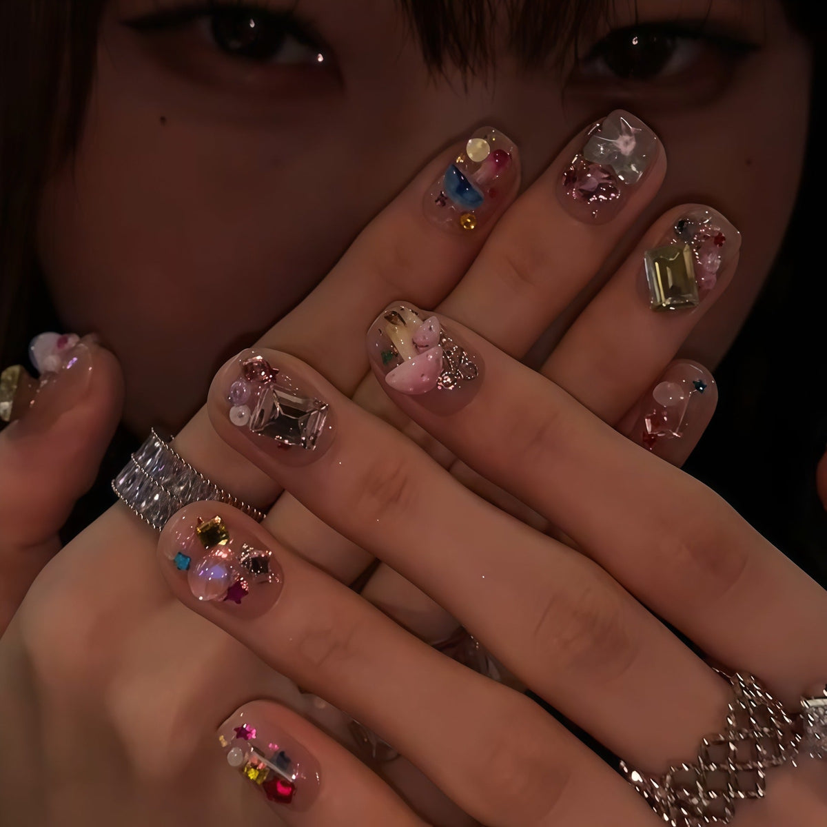 Artificial nails with sparkling crystal accents 
Maetiva