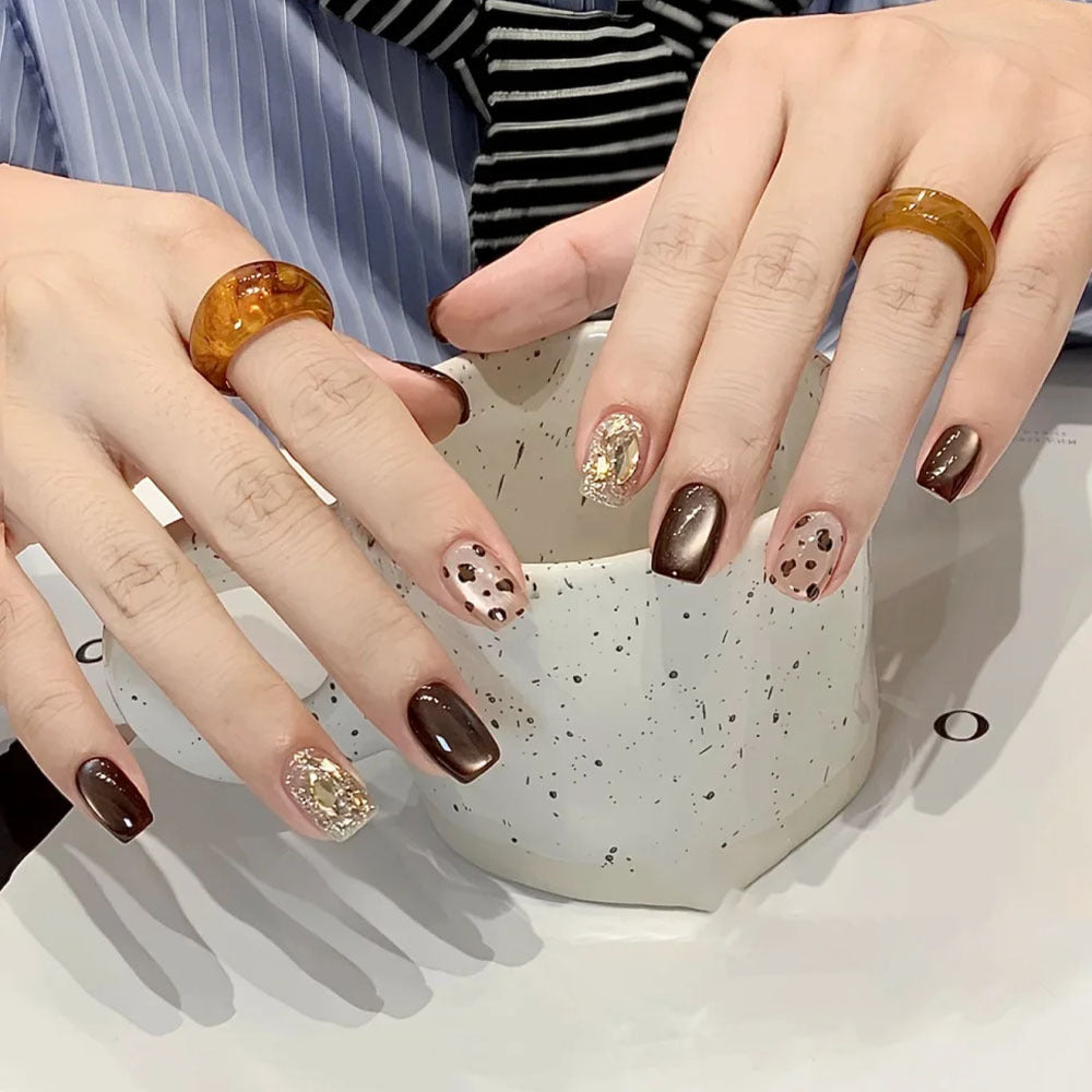 Artificial nails with elegant glitter and leopard pattern 
Maetiva