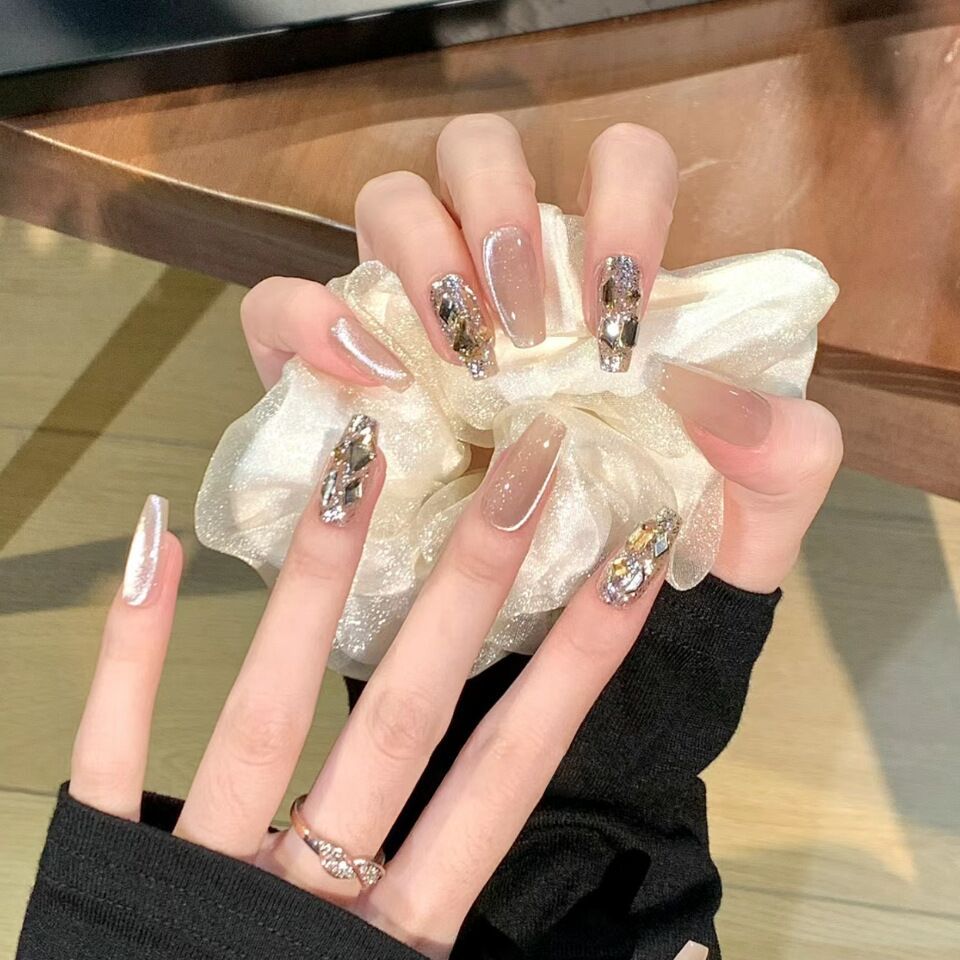 Artistic Floral-Embellished Press-On Nail Art 
Maetiva