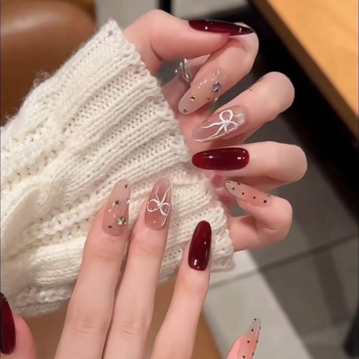 Artistic Floral-Embellished Press-On Nail Art 
Maetiva
