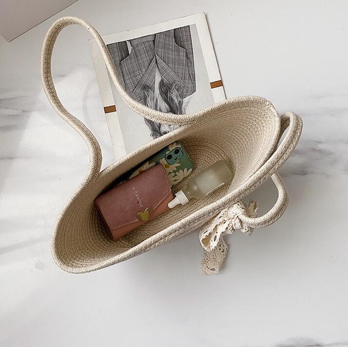 Handcrafted straw bag with lace accent 
Maetiva