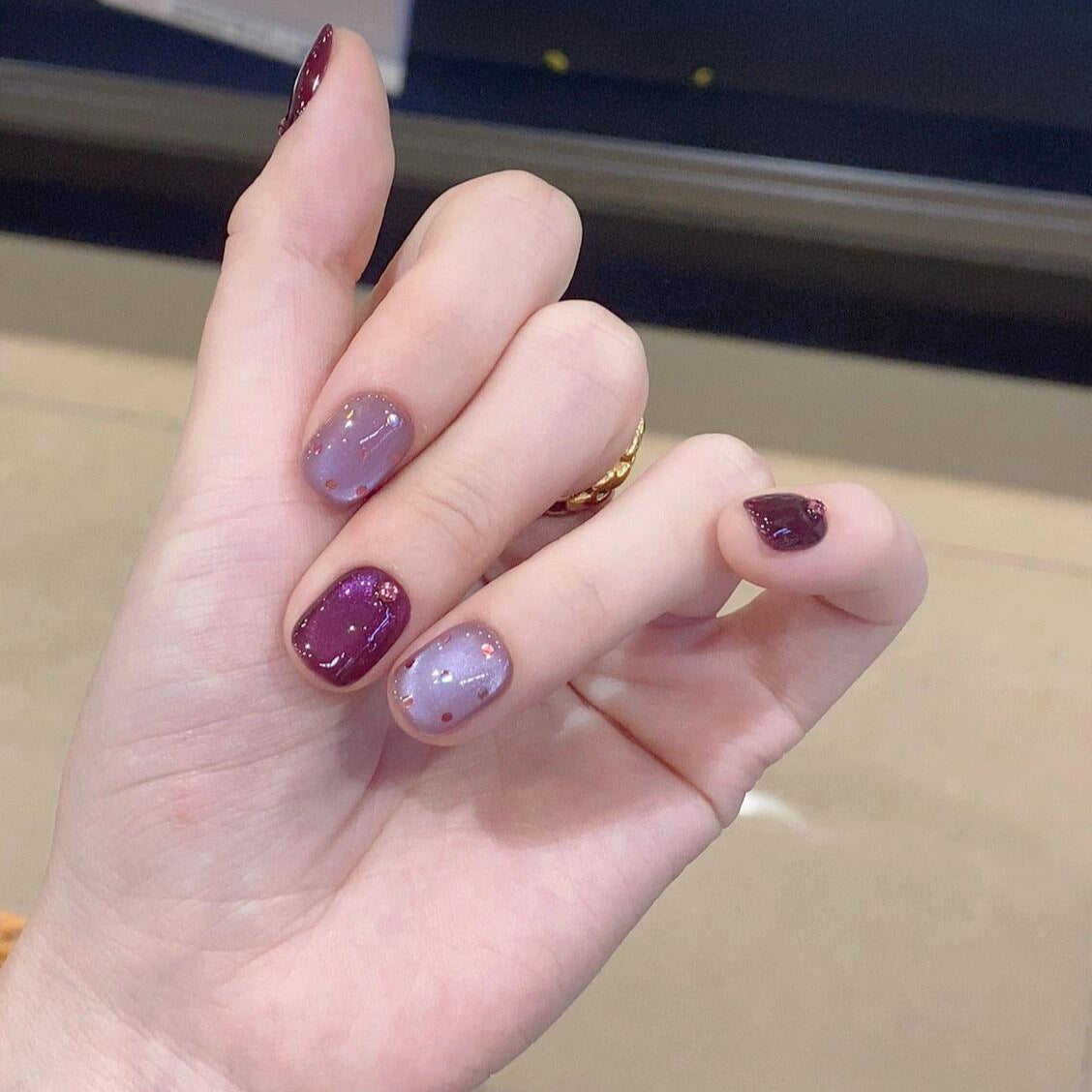 Artificial nails with unique glitter accents 
Maetiva