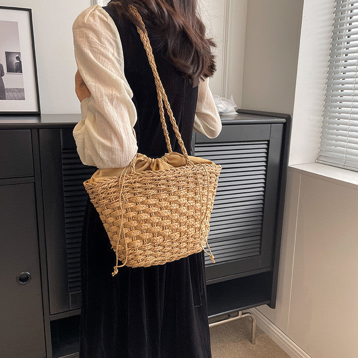 Hand-knotted straw tote bag 
Maetiva