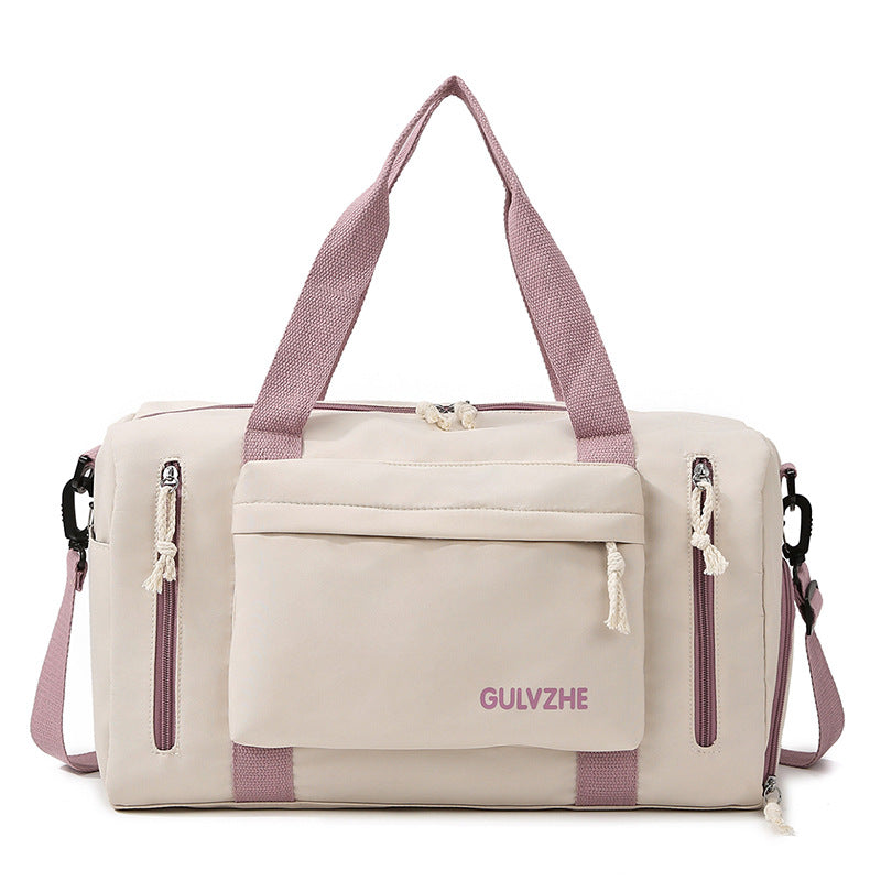 Sporty travel bag with versatile organizational options 
Maetiva