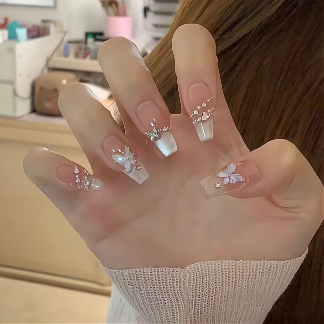Artistic Floral-Embellished Press-On Nail Art 
Maetiva