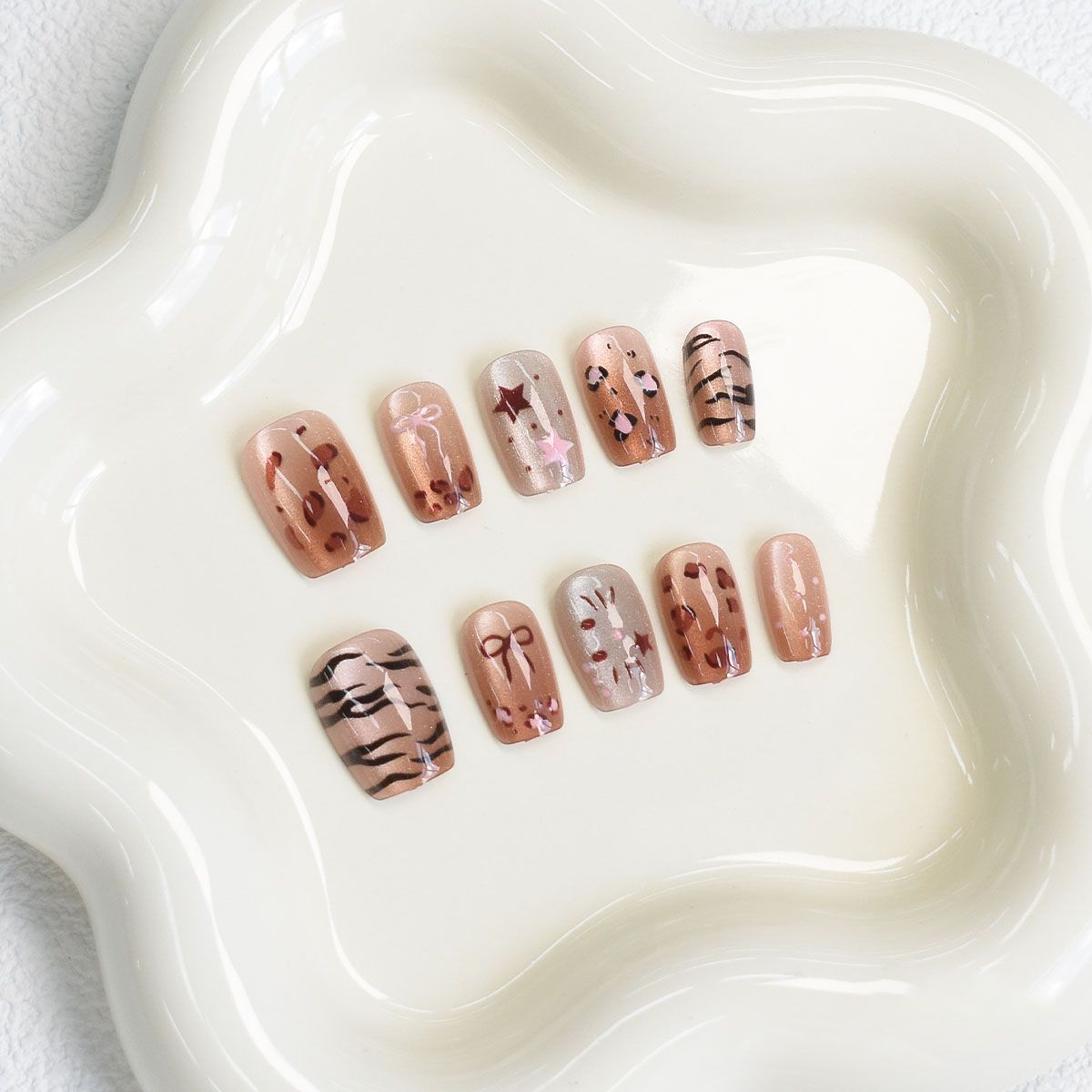 Stylish animal motif artificial nails 
Maetiva