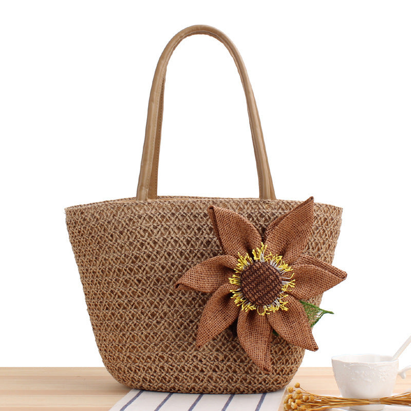 Basket bag with floral appliqué 
Maetiva